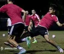 华体会体育 -拉齐奥训练开放日；冲刺阶段扳平良机引欢呼；欧联在即；资深球员宣示担当的简单介绍